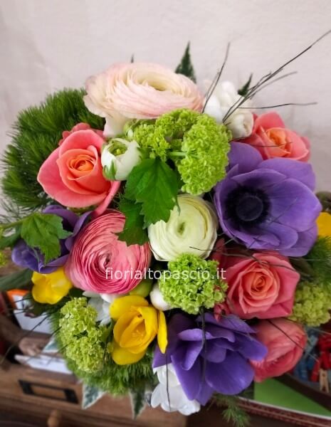 Bouquet di fiori misti colorati primaverile