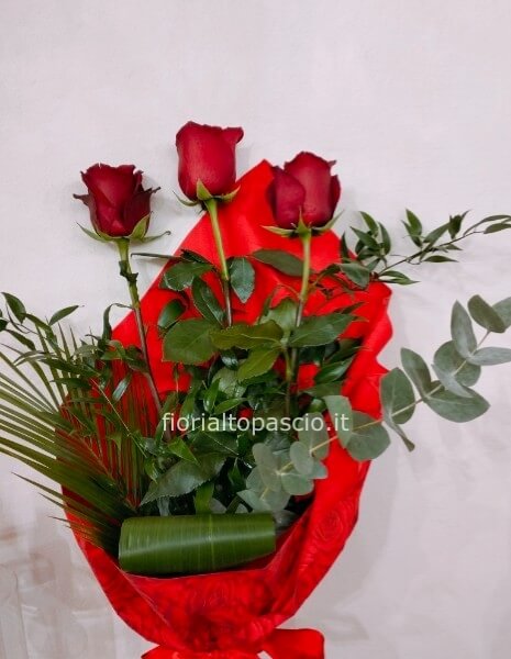 Rose rosse lunghe si consiglia di chiamare prima