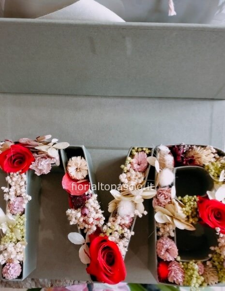 Scatola con scritta TVB con fiori stabilizzati chiamare per la disponibilità